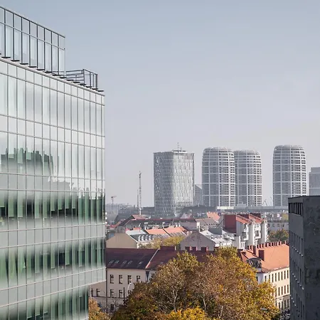 New Cozy In Heart Of Free Garage Parking Appartement