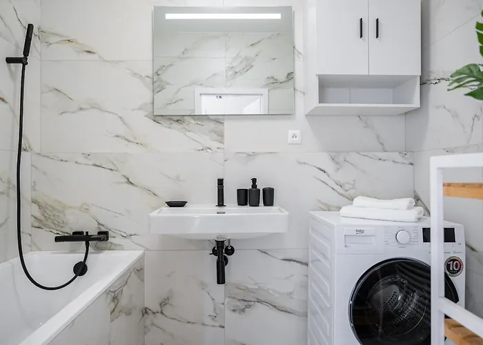 New Cozy In Heart Of Free Garage Parking *