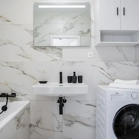 New Cozy In Heart Of Free Garage Parking *